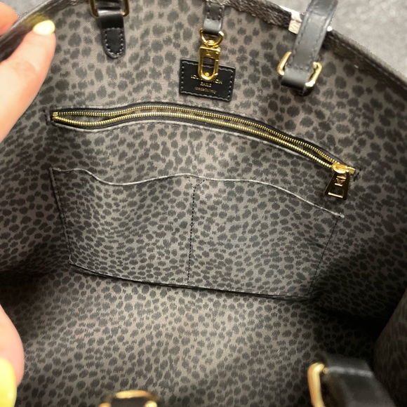 (SOLD) Louis Vuitton ONTHEGO Leather GM- Black (Proof Of Authenticity Provided) - Picture 11 of 16